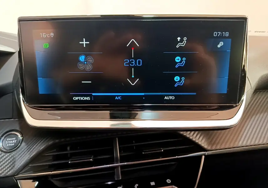Écran tactile central du tableau de bord Peugeot 2008 gris clair, affichant la climatisation à 23°C en mode automatique.