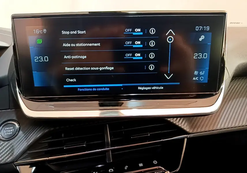 Écran tactile central affichant les réglages du véhicule dans l'habitacle d'une Peugeot 2008 gris clair, vue de face.