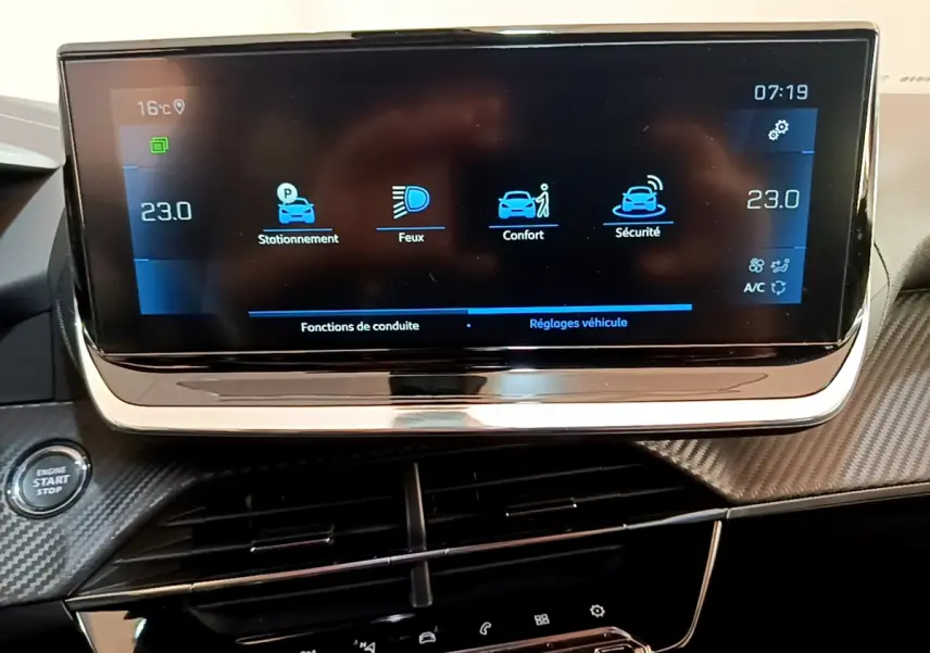 Écran tactile central du tableau de bord de la Peugeot 2008 gris clair, affichant les réglages véhicule et climatisation.