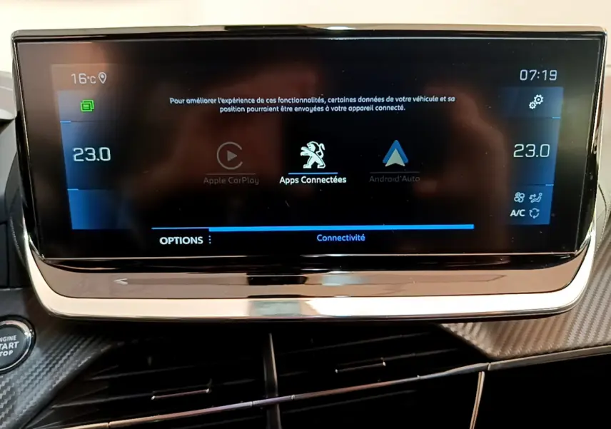 Écran tactile central du tableau de bord du Peugeot 2008 gris clair affichant Apple CarPlay et Android Auto.