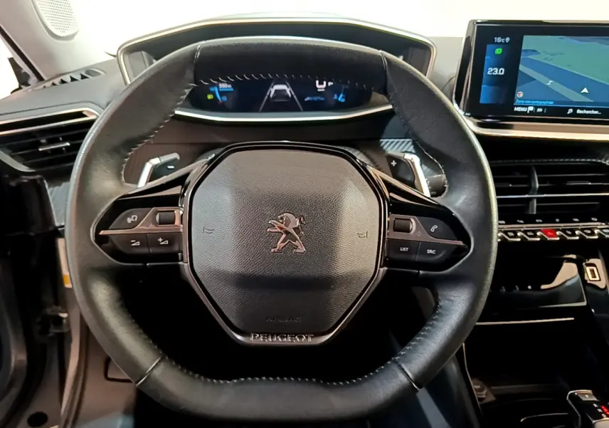 Volant cuir noir de Peugeot 2008 2021 avec commandes intégrées et écran tactile de navigation visible à droite.
