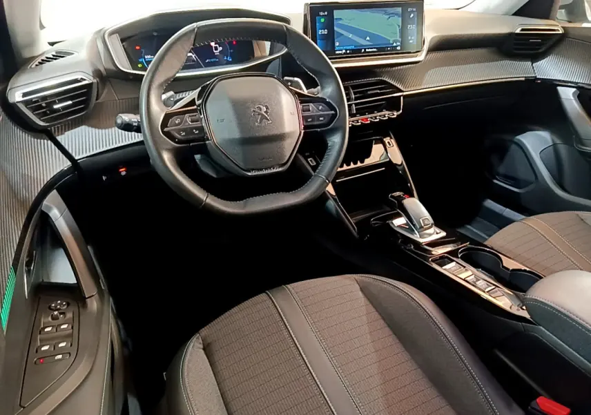 Intérieur Peugeot 2008 vue côté conducteur, volant cuir, écran tactile 10 pouces et tableau de bord numérique.