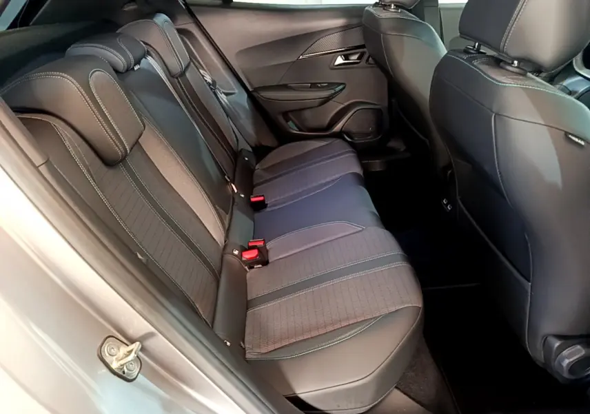 Vue intérieure côté gauche des sièges arrière gris foncé du Peugeot 2008 PureTech 130 Allure Business 2021.