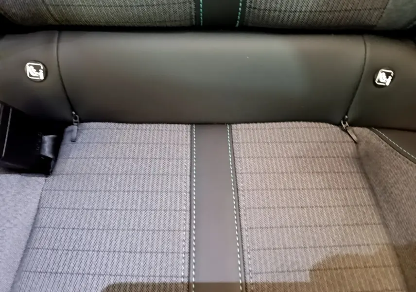 Gros plan sur la banquette arrière gris clair du Peugeot 2008 avec surpiqûres et fixations Isofix visibles.
