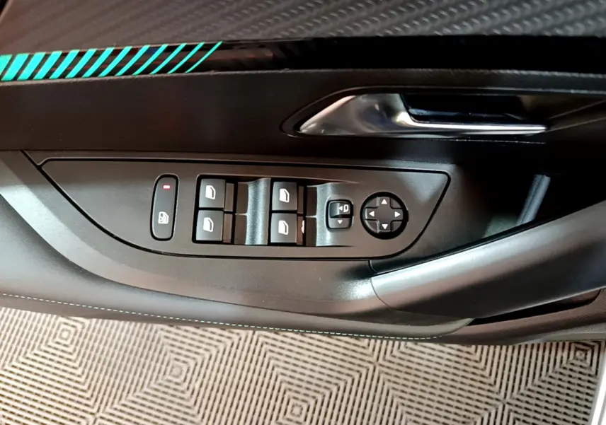 Vue rapprochée du panneau de commandes des vitres côté conducteur d'une Peugeot 2008 gris clair, avec poignée chromée.