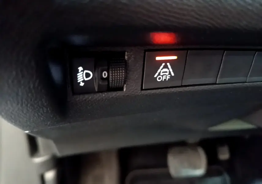 Gros plan sur les commandes d’aide à la conduite avec témoin de ligne blanche désactivée dans un Peugeot 2008 gris clair.