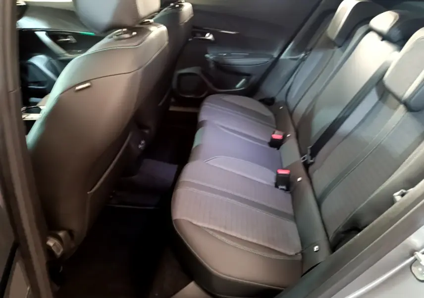 Vue intérieure arrière gauche des sièges arrière gris foncé du Peugeot 2008 2021, avec ceinture de sécurité et appuie-têtes visibles.
