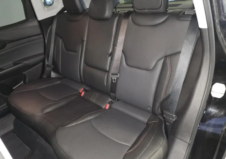 Vue intérieure de la banquette arrière en cuir noir avec surpiqûres rouges du Jeep Compass Trailhawk 2024.