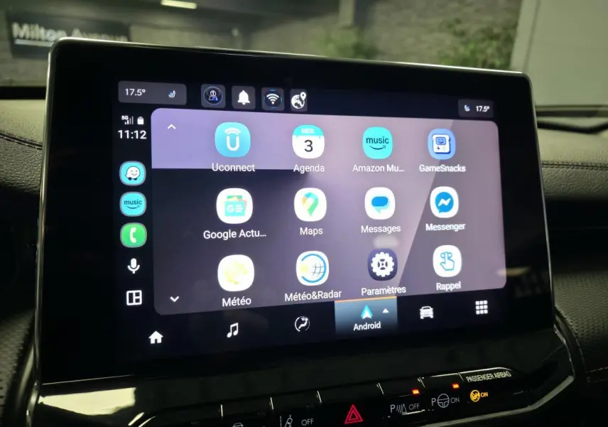 Écran tactile central affichant l'interface Android Auto dans le Jeep Compass Trailhawk 2024 noir.