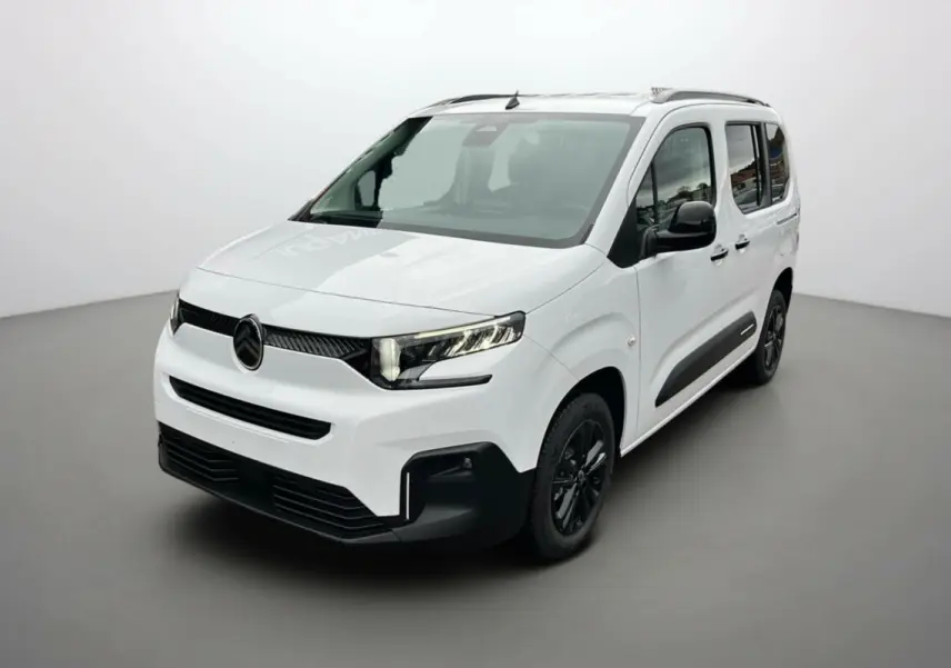 Vue 3/4 avant d'un Citroën Berlingo 2026 blanc Kaolin avec barres de toit et jantes noires.