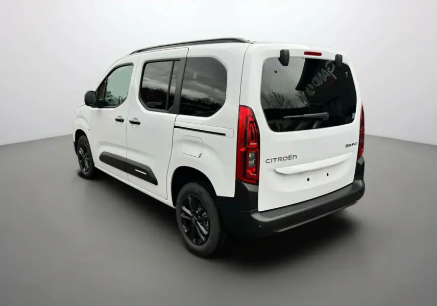 Vue 3/4 arrière droit du Citroën Berlingo Kaolin white avec vitres surteintées et jantes noires.
