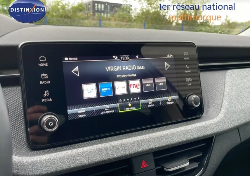 Écran tactile central du Skoda Kamiq blanc glacier 2025 affichant l'interface radio digitale Virgin Radio.