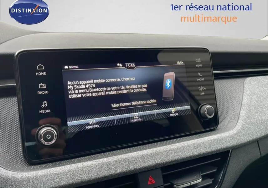 Écran tactile central du Skoda Kamiq 2025, affichant le menu Bluetooth, entouré d’un tableau de bord gris texturé.