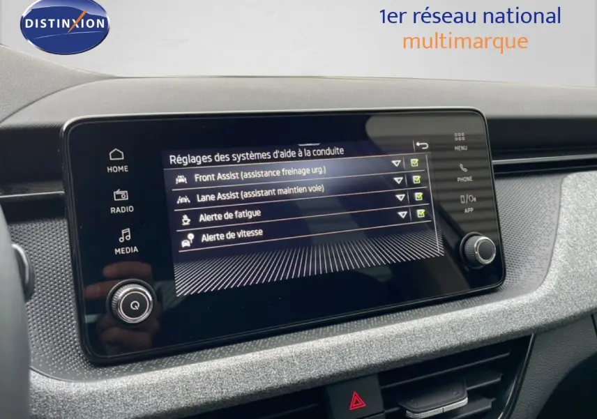 Écran tactile central du Skoda Kamiq 2025 montrant les réglages des aides à la conduite dans un intérieur gris.