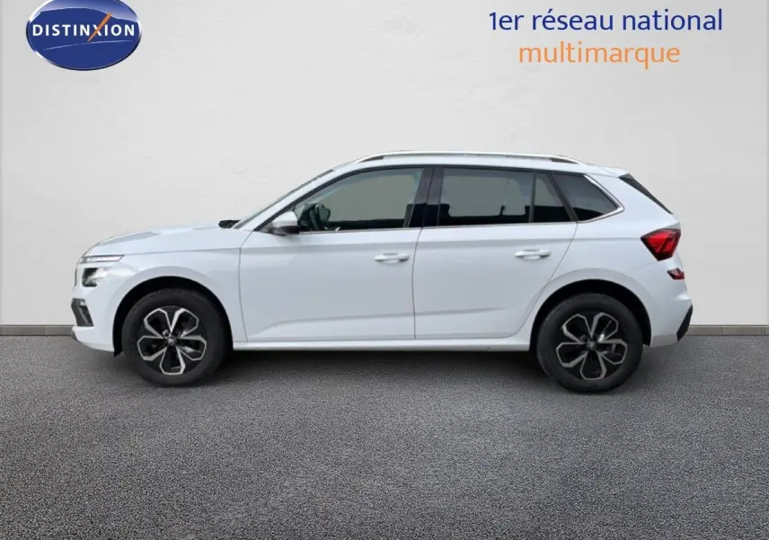 Profil droit du Skoda Kamiq blanc glacier 2025 avec jantes noires et toit ouvrant apparent.