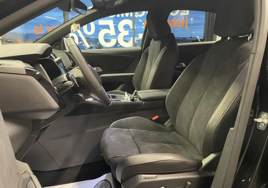 Vue intérieure côté conducteur du DS7 Crossback 2026 noir métallisé, sièges Alcantara noir profond avec surpiqûres contrastées.