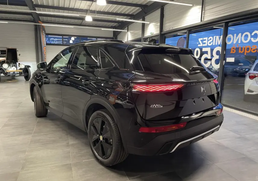Vue 3/4 arrière droite du DS7 Crossback noir métallisé avec feux arrière LED 3D et jantes alliage 19 pouces.
