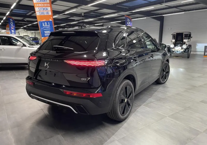 Vue 3/4 arrière droite du DS7 Crossback noir métallisé avec feux arrière LED 3D et jantes alliage noires.