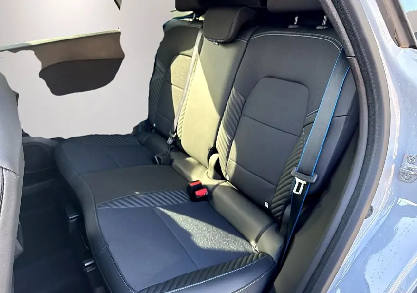 Vue arrière côté droit sur la banquette arrière noire avec surpiqûres bleues du Renault Symbioz gris rafale 2026.