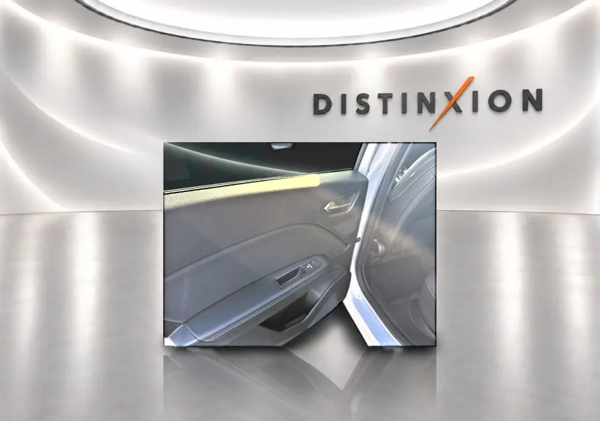 Détail de la porte arrière droite ouverte d’une Renault Symbioz gris rafale, avec commande de vitre visible.