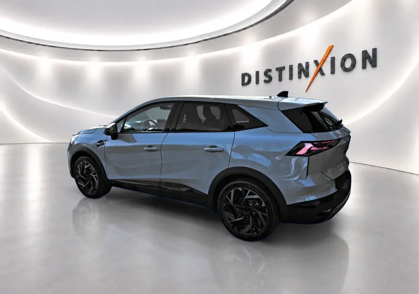 Renault Symbioz gris rafale en vue 3/4 arrière droit, avec jantes noires et feux arrière LED distinctifs.