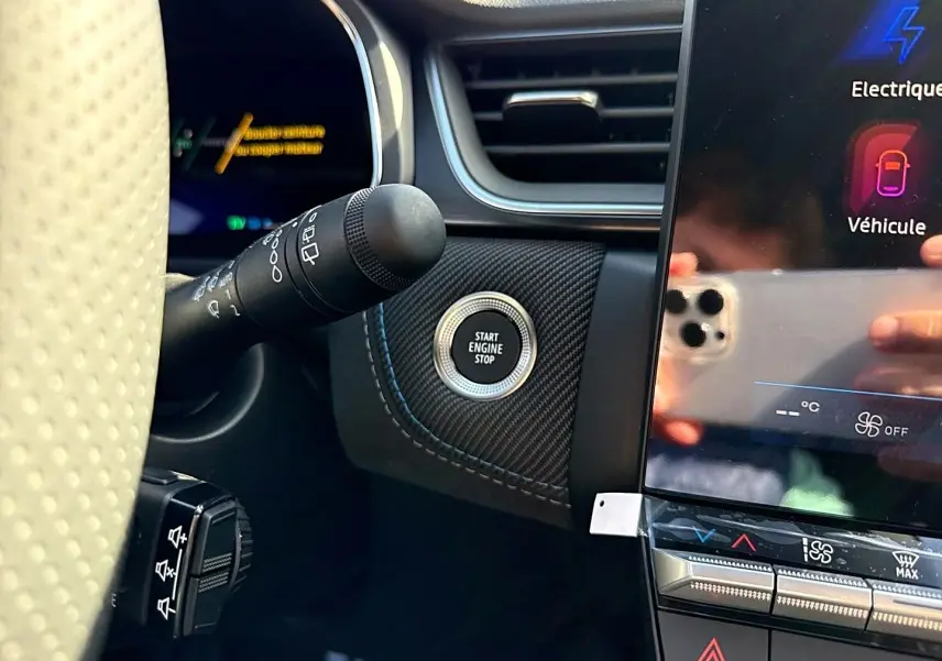 Vue intérieure côté gauche du tableau de bord gris avec bouton start engine stop et écran tactile du Renault Symbioz 2026.
