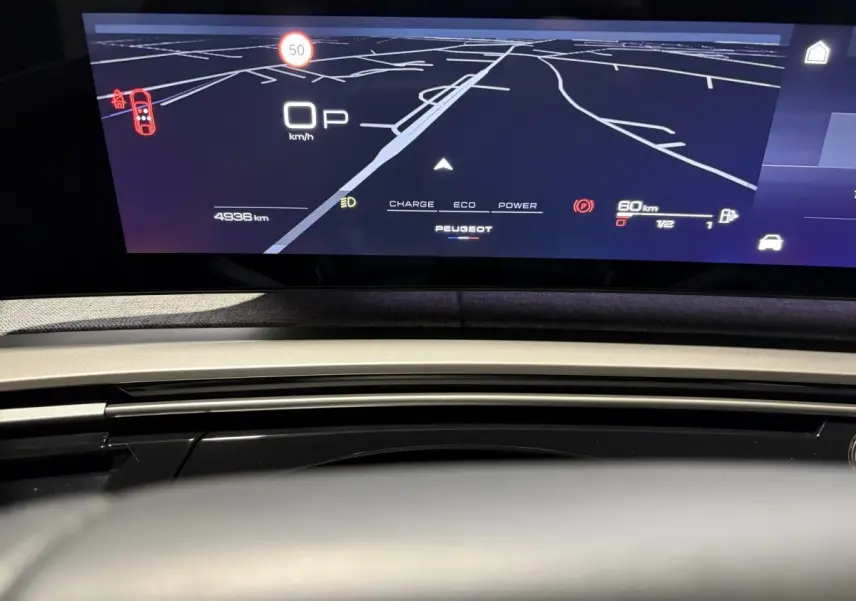 Vue intérieure du combiné numérique 10 pouces du Peugeot 3008 blanc 2026 affichant la navigation et les informations de conduite.