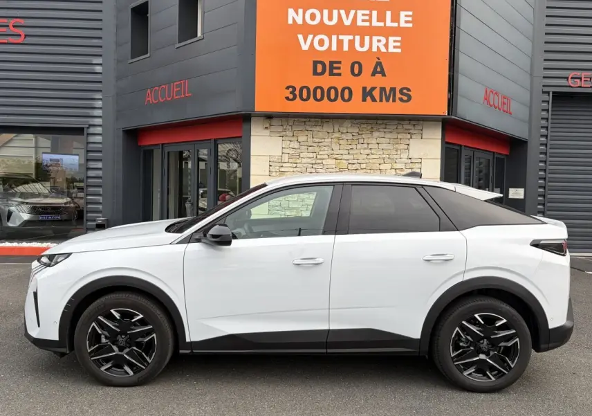 Profil côté gauche du Peugeot 3008 blanc hybride 2026 avec toit noir et jantes noires distinctives.
