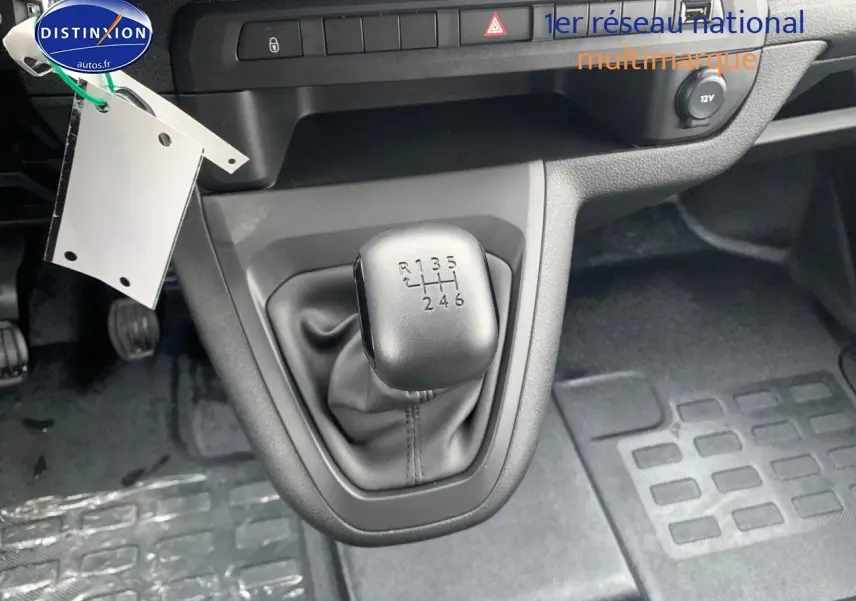 Le levier de vitesses manuel noir du Peugeot Expert Long 2023, vue rapprochée de la console centrale intérieure.