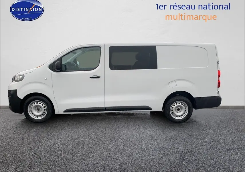 Profil côté gauche d'un Peugeot Expert Long blanc Kaolin 2023 avec cabine approfondie et vitres teintées arrière.