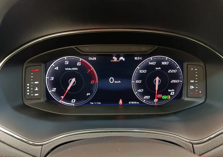 Tableau de bord numérique du SEAT Arona 2021 affichant vitesse, compte-tours et indicateurs à l'arrêt.