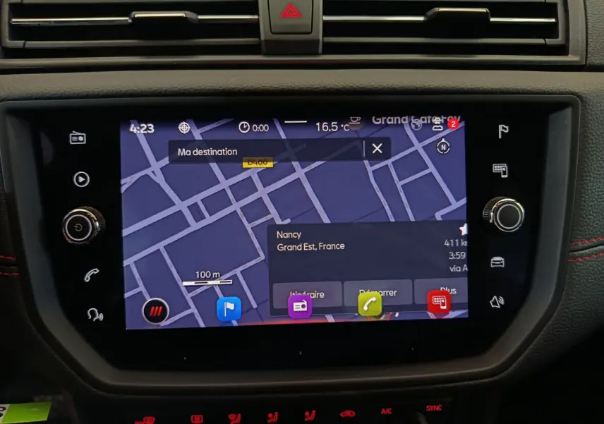 Écran tactile central du tableau de bord du SEAT Arona 2021 affichant la navigation vers Nancy, intérieur noir avec surpiqûres rouges.