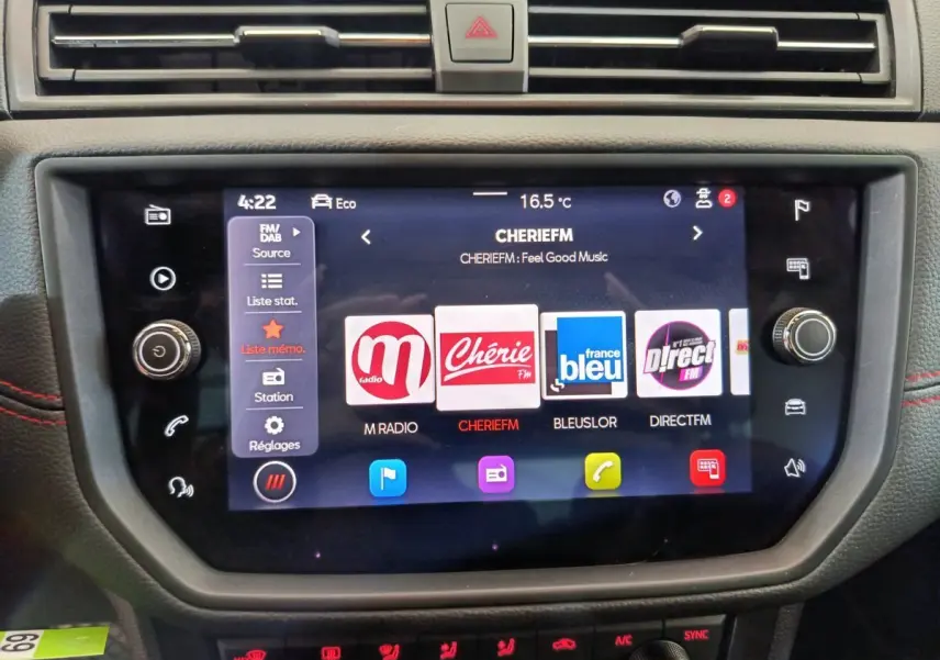 Écran tactile central du tableau de bord du SEAT Arona 2021 avec interface radio et commandes climatisation visibles.