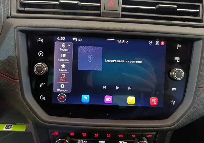 Écran tactile central du tableau de bord du SEAT Arona 2021 avec interface Bluetooth et commandes climatisation visibles.