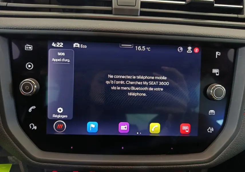 Écran tactile central du tableau de bord du SEAT Arona 2021 affichant un message Bluetooth, vue frontale rapprochée.