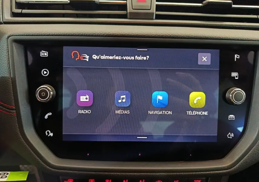 Écran tactile central du tableau de bord du SEAT Arona bleu 2021 affichant les options radio, médias, navigation et téléphone.