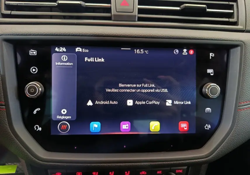 Écran tactile central du tableau de bord du SEAT Arona 2021 affichant la connexion Full Link avec Android Auto et Apple CarPlay.