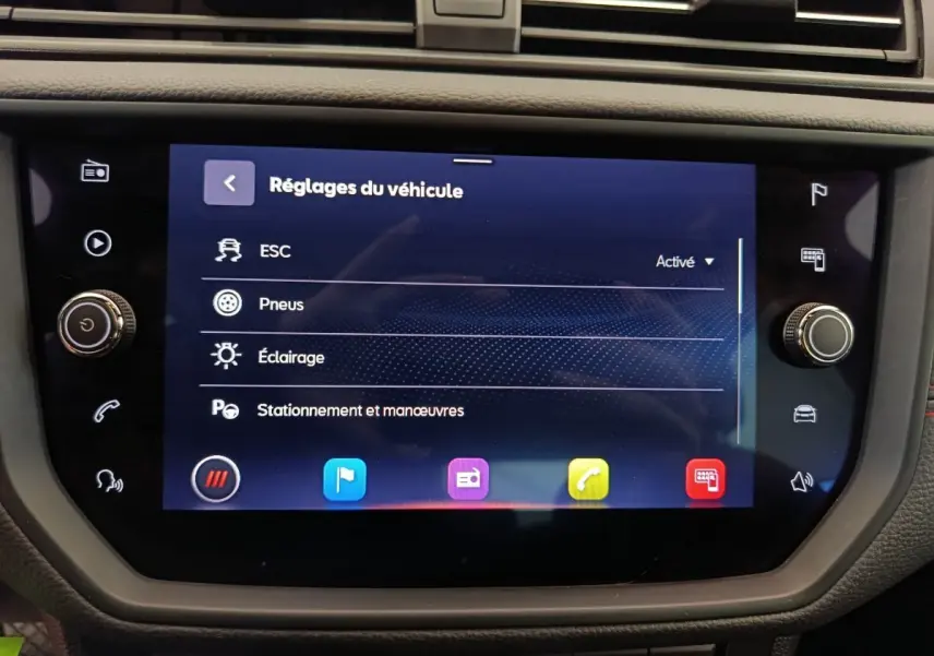 Écran tactile central du tableau de bord du SEAT Arona bleu 2021 affichant les réglages du véhicule.