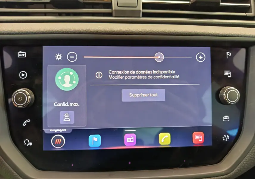 Écran tactile central du tableau de bord du SEAT Arona 2021 affichant un message de connexion de données indisponible.