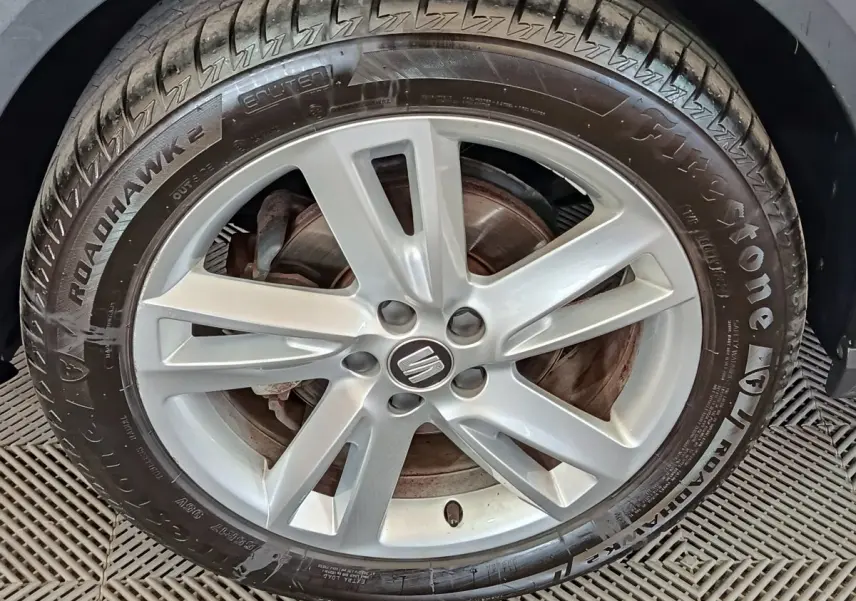 Gros plan sur la jante argentée d'une SEAT ARONA 2021 avec pneu Firestone Roadhawk 2 visible.