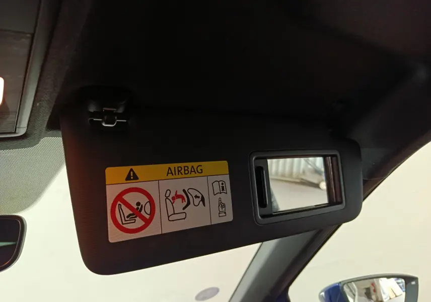 Miroir de courtoisie sur pare-soleil côté conducteur d'un SEAT Arona bleu, intérieur vu de près