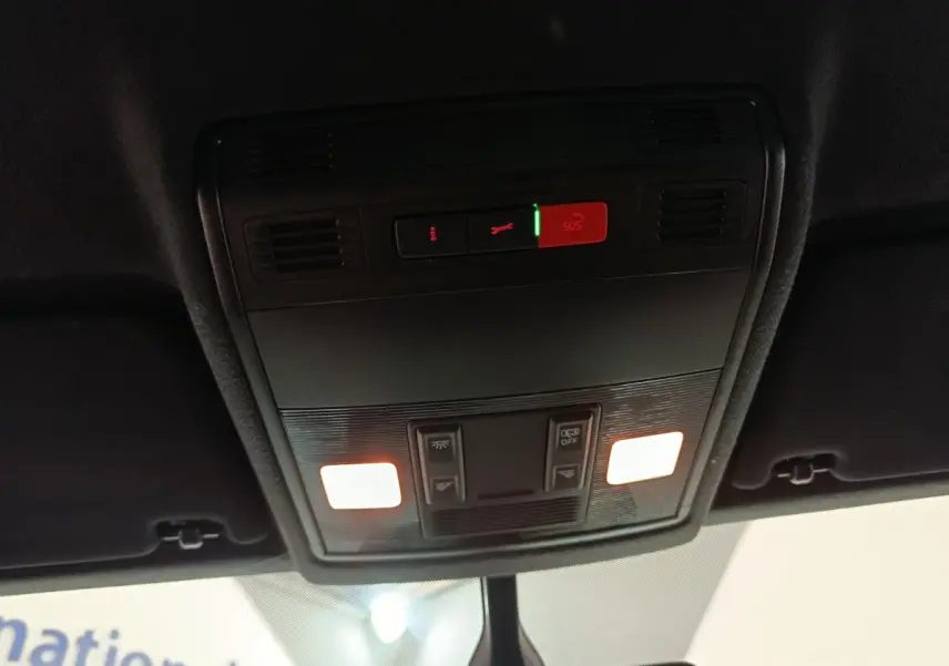 Plafonnier intérieur avec éclairage et boutons SOS dans un SEAT Arona bleu 2021, version FR essence automatique.