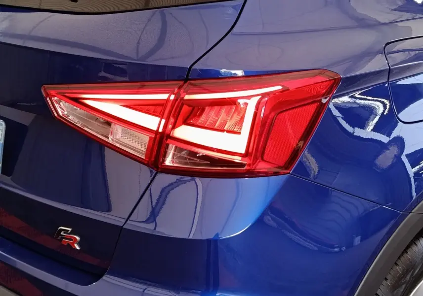 Gros plan sur le feu arrière droit rouge d'une SEAT Arona bleu métallisé version FR 2021.