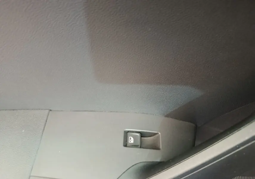 Bouton de verrouillage des portes sur la porte côté gauche d'un SEAT Arona bleu 2021, intérieur noir.