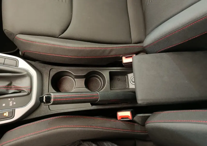 Vue plongeante sur la console centrale noire avec surpiqûres rouges du SEAT Arona 2021 finition FR.