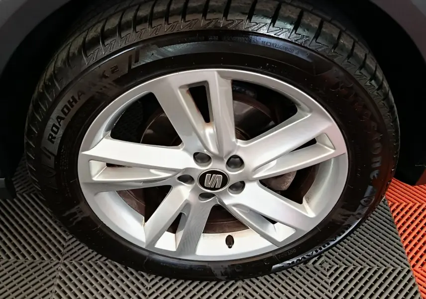 Gros plan sur la jante alliage argentée de SEAT Arona 2021, pneu Firestone et logo central visible.