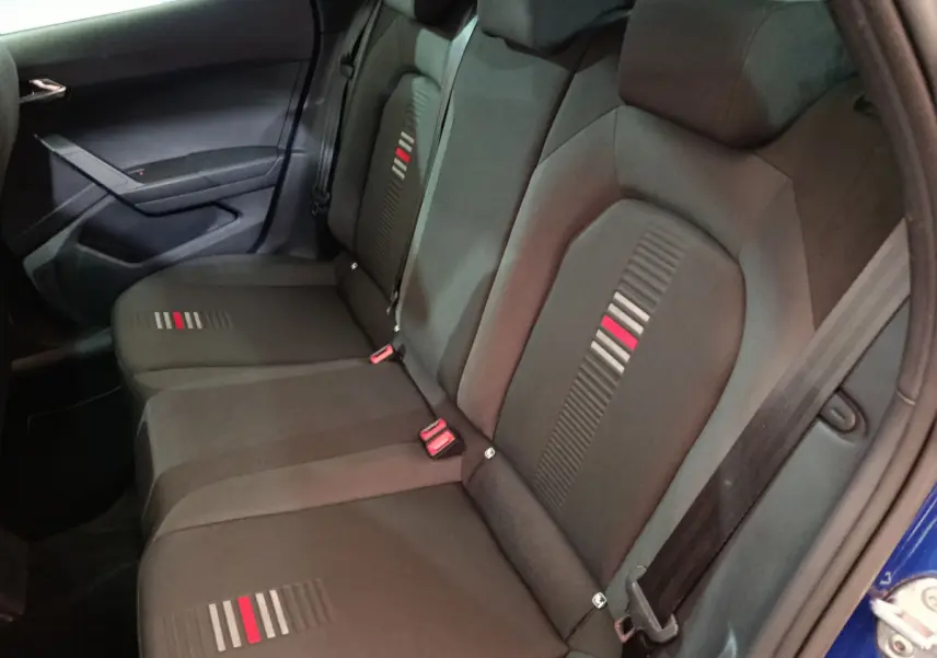 Vue intérieure de la banquette arrière noire avec motifs rouges et grisés du SEAT Arona bleu 2021 côté droit.