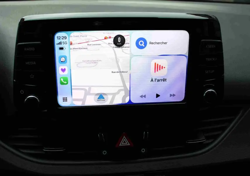 Écran tactile central de la Hyundai i30 SW 2022 affichant navigation et lecteur multimédia en intérieur.
