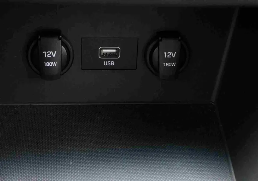 Prise USB et deux prises 12V 180W sur la console centrale de la Hyundai i30 SW blanche polaire 2022.