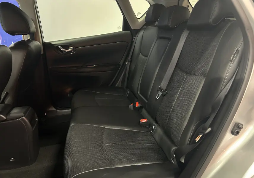 Vue intérieure côté droit des sièges arrière en cuir noir de la Nissan Pulsar gris 2018, avec ceinture de sécurité visible.